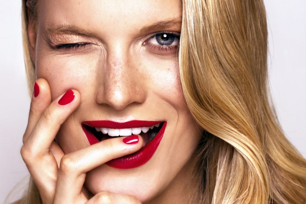 lipstick-teeth-whitening.jpg